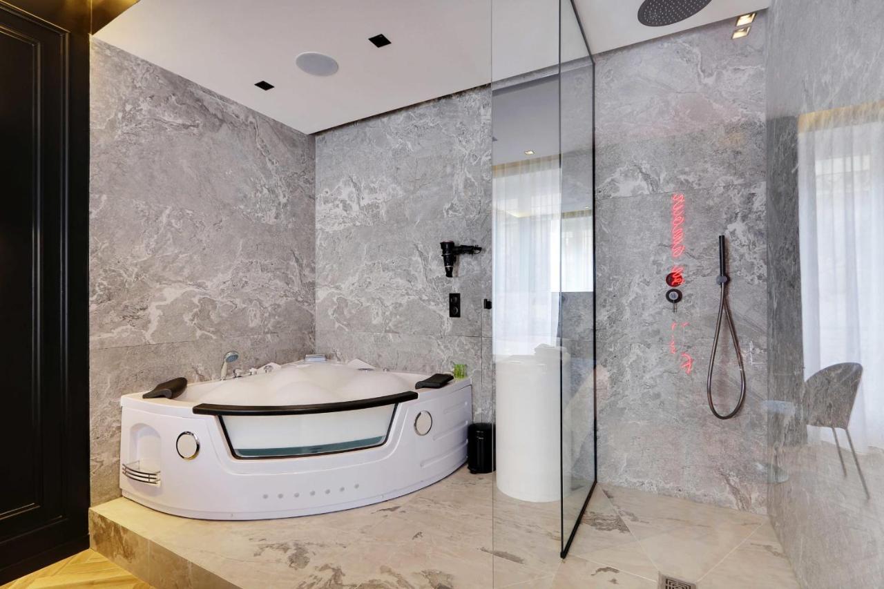 Couples Getaway Unit With Jacuzzi - City Center Париж Екстер'єр фото