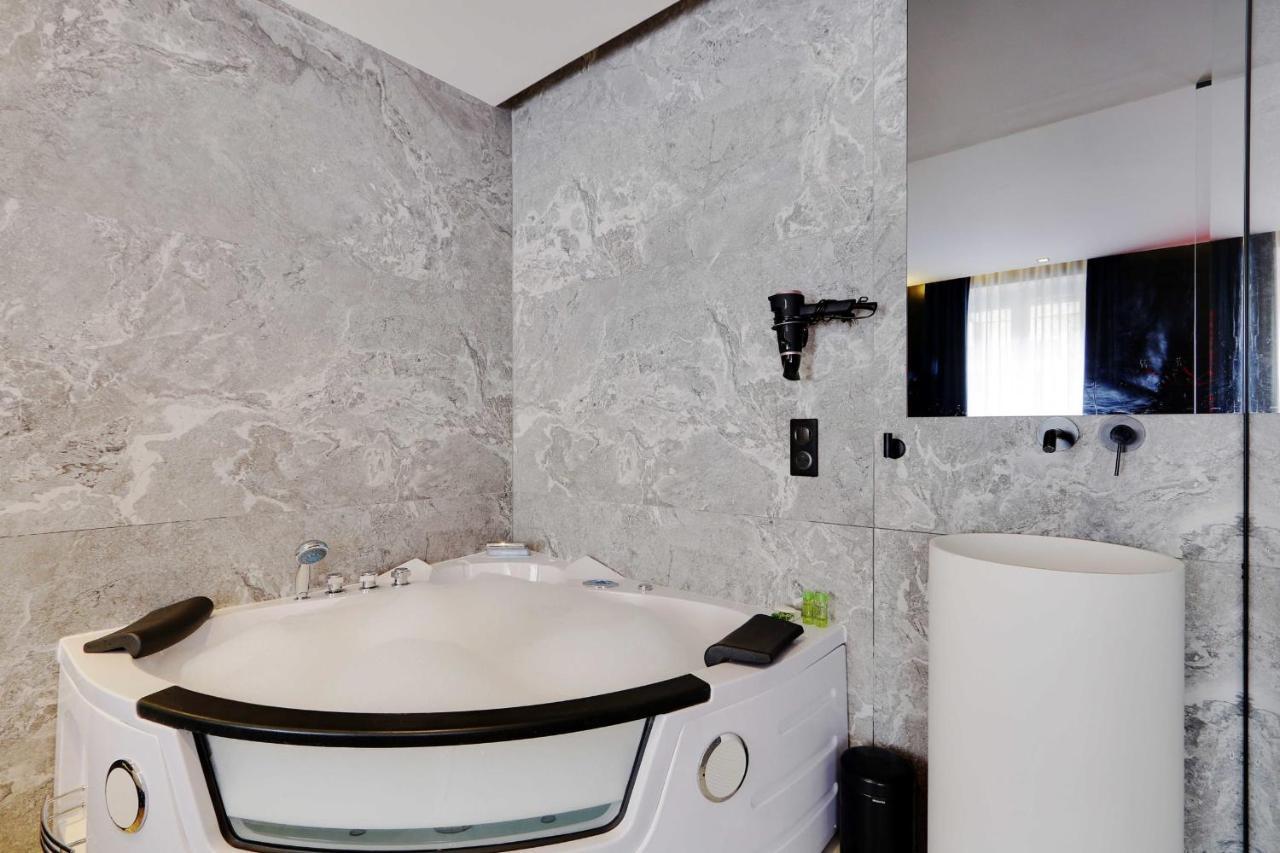 Couples Getaway Unit With Jacuzzi - City Center Париж Екстер'єр фото